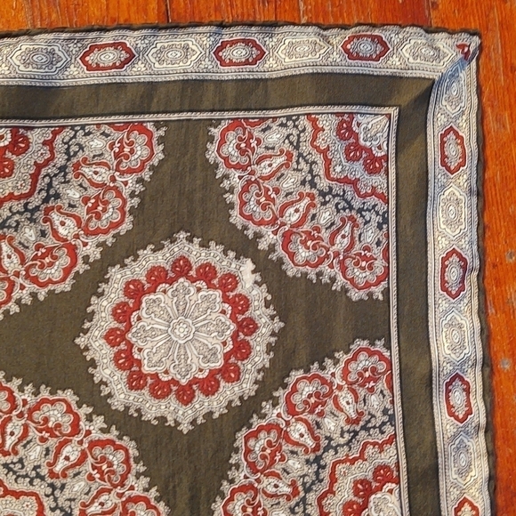 Vintage by Damon Hand rolled Silk Floral Medallion Gray Scarf - Picture 4 of 5